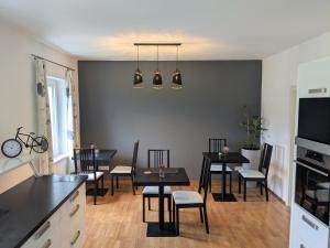 eine Küche und ein Esszimmer mit Tischen und Stühlen in der Unterkunft Stop & Sleep Ybbs in Ybbs an der Donau