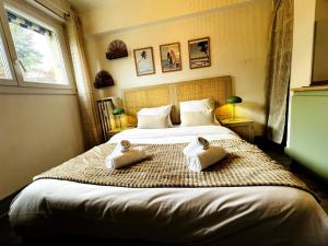 Un dormitorio con una cama grande con dos almohadas encima. en Golden Beach Studio Cannes, en Cannes