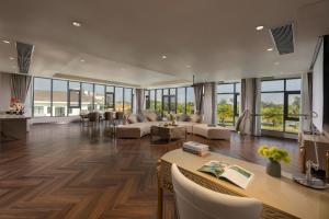 TV a/nebo společenská místnost v ubytování Gold Phuc Resort inside Longvien Golf