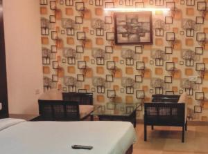 Postel nebo postele na pokoji v ubytování Delhi - Hotel City Height - Delhi NCR ID not accepted