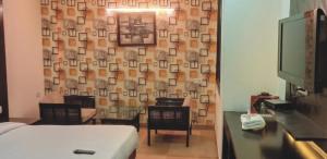TV a/nebo společenská místnost v ubytování Delhi - Hotel City Height - Delhi NCR ID not accepted