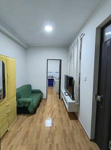 ein Wohnzimmer mit Sofa und Fernseher in der Unterkunft Mini departamento acogedor en el centro de Huánuco in Huánuco