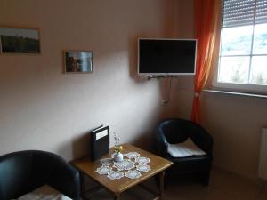 TV a/nebo společenská místnost v ubytování Weingut u. Gästehaus Menten