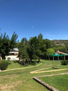 un parque con parque infantil y columpio en Cabañas La Cautiva, en Tanti 1 foto más