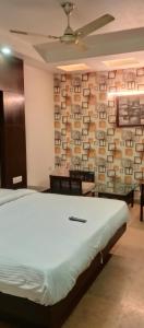 Postel nebo postele na pokoji v ubytování Delhi - Hotel City Height - Delhi NCR ID not accepted + 5 fotografií