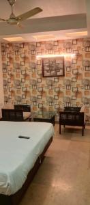 Postel nebo postele na pokoji v ubytování Delhi - Hotel City Height - Delhi NCR ID not accepted