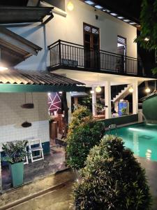 Bazén v ubytování Peacock's Paradise Safari Hostel nebo v jeho okolí