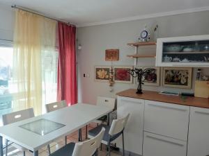 Kuchyň nebo kuchyňský kout v ubytování Ολόκληρο διαμέρισμα fully equipped apt dora comfortable holidays on the beach 50m