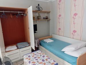 Postel nebo postele na pokoji v ubytování Ολόκληρο διαμέρισμα fully equipped apt dora comfortable holidays on the beach 50m