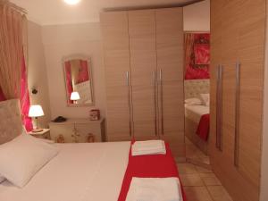 Postel nebo postele na pokoji v ubytování Ολόκληρο διαμέρισμα fully equipped apt dora comfortable holidays on the beach 50m