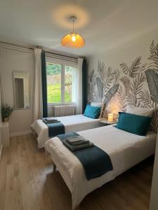 pokój z dwoma łóżkami i oknem w obiekcie Villa Lila - Sarlat Centre piscine et jacuzzi w mieście Sarlat-la-Canéda