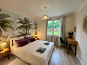 sypialnia z łóżkiem, biurkiem i oknem w obiekcie Villa Lila - Sarlat Centre piscine et jacuzzi w mieście Sarlat-la-Canéda