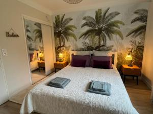sypialnia z łóżkiem i dwoma ręcznikami na nim w obiekcie Villa Lila - Sarlat Centre piscine et jacuzzi w mieście Sarlat-la-Canéda