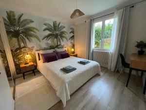 sypialnia z łóżkiem, biurkiem i oknem w obiekcie Villa Lila - Sarlat Centre piscine et jacuzzi w mieście Sarlat-la-Canéda