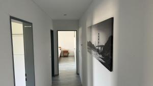 a hallway with white walls and a picture on a wall at Moderne Industriewohnung in Everswinkel