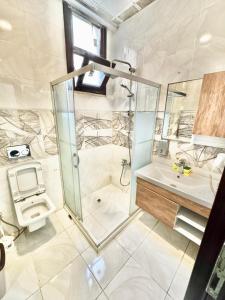 イスタンブールにあるSultanahmet life apartmentのシャワー、トイレ、洗面台を備えたバスルーム +86枚の写真