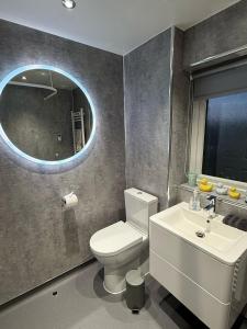 une salle de bain avec toilettes, lavabo et miroir dans l'établissement Single room with beautiful garden, à Édimbourg