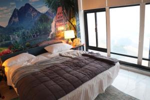 ラホールにあるLuxury manzil Apartmentの壁に絵が飾られた大きなベッドのある寝室