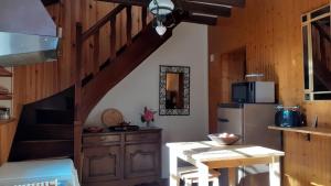 Kuchyň nebo kuchyňský kout v ubytování Gîte La Lisière, en Brocéliande