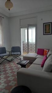 a living room with a couch and chairs in it at Appartement vue sur mer à Mahdia in Mahdia
