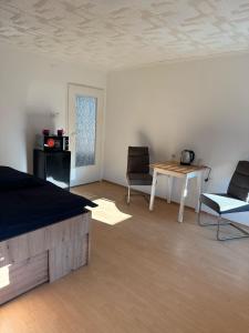 Un dormitorio con una cama y una mesa y sillas. en Privates Zimmer Gemeinschaftsbad keine Küchen, en Núremberg