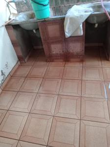 a bathroom with a sink and a tiled floor at Tecnoshow 2025 - casa in Rio Verde