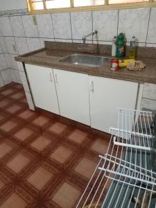 a kitchen counter with a sink and a dishwasher at Tecnoshow 2025 - casa in Rio Verde