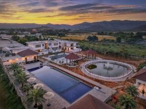 萨瓦伊马多普尔Ranthambore Bagh Palace的带泳池的别墅的鸟瞰图