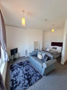 a living room with a couch and a bed at Farina No7, Sea view studio sleeping 2 guests in Bridlington