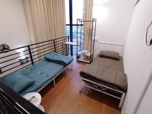 Ένα ή περισσότερα κρεβάτια σε δωμάτιο στο i-Duplex 1M2R2B Condo - LED Garden, Fun Fair, Waterpark, Wax Museum, Mall & More!