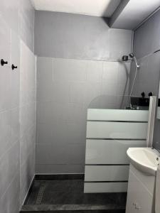 Un baño blanco con lavabo e inodoro. en Park Lake Mall Studio, en Bucarest 28 fotos más