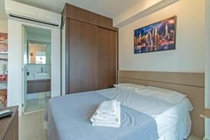 a bedroom with a bed with towels on it at Studio 517 com Garagem - Perto do Consulado e Autódromo de Interlagos in Sao Paulo +22 photos