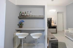 un bar con due sgabelli in una stanza di Lounge House Vatican - San Pietro a Roma Altre 37 foto