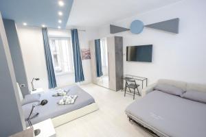 una camera da letto con un letto, un divano e un tavolo di Lounge House Vatican - San Pietro a Roma