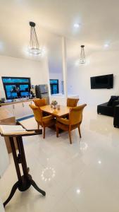 TV a/nebo společenská místnost v ubytování Hawana Home Stay