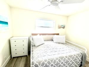 Sunny Shores Retreat 6客房内的一张或多张床位