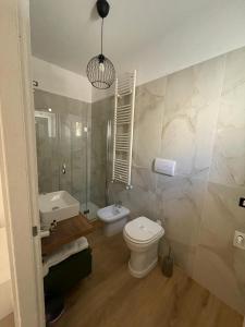 Bilik mandi di Paradise Rooms