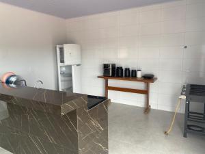 a kitchen with a marble counter in a room at Condomínio Santa fe in Abadiânia