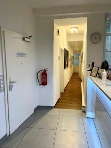 a hallway with a hallway leading to a room with a fire hydrant at Sahara Hosting Apartments Nürnberg City Room 1 in Nuremberg