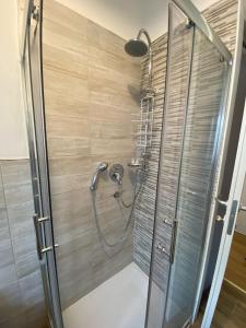 une douche avec pommeau de douche dans une salle de bain dans l'établissement B&B Tanda Rooms Olbia, à Olbia 17 autres photos