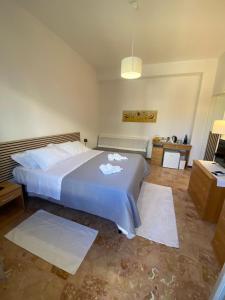 une chambre avec un grand lit et une table dans l'établissement B&B Tanda Rooms Olbia, à Olbia