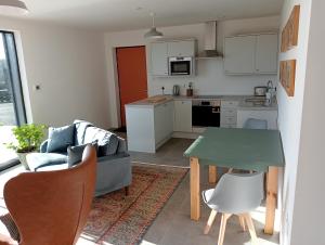 ครัวหรือมุมครัวของ The Slow House Apartments, Llandefalle +4 ภาพ