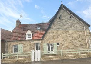 ein großes Backsteingebäude mit rotem Dach in der Unterkunft Maison à Boutteville - Proche Ste Mère Eglise in Boutteville
