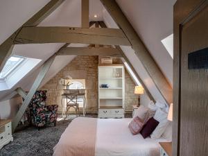 Clos Saint Martin客房内的一张或多张床位