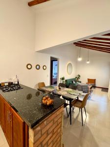 Φαγητό σε αυτό το δωμάτιο σε οικογενειακή κατοικία ή κάπου εκεί κοντά