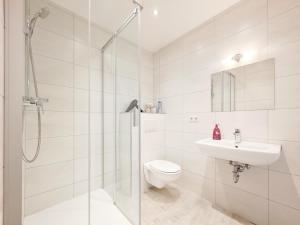 a bathroom with a toilet and a sink and a shower at Tolstov Apartments - 3 Room Apartment - Kitchen - Dining Area - 25 min Messe DUS in Duisburg