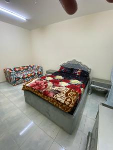 シャルジャにあるAAP KA APPNA ROOm2の部屋にベッドがある寝室