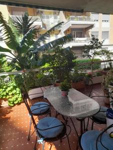 罗马stella condo的带桌椅和植物的露台