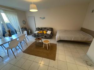 ein Wohnzimmer mit einem Bett und einem Tisch in der Unterkunft U MUCHJU, studio Marana - à la nuitée in Borgo