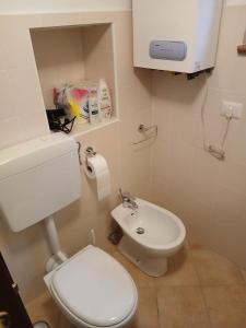 a small bathroom with a toilet and a sink at la quiete in Arpino